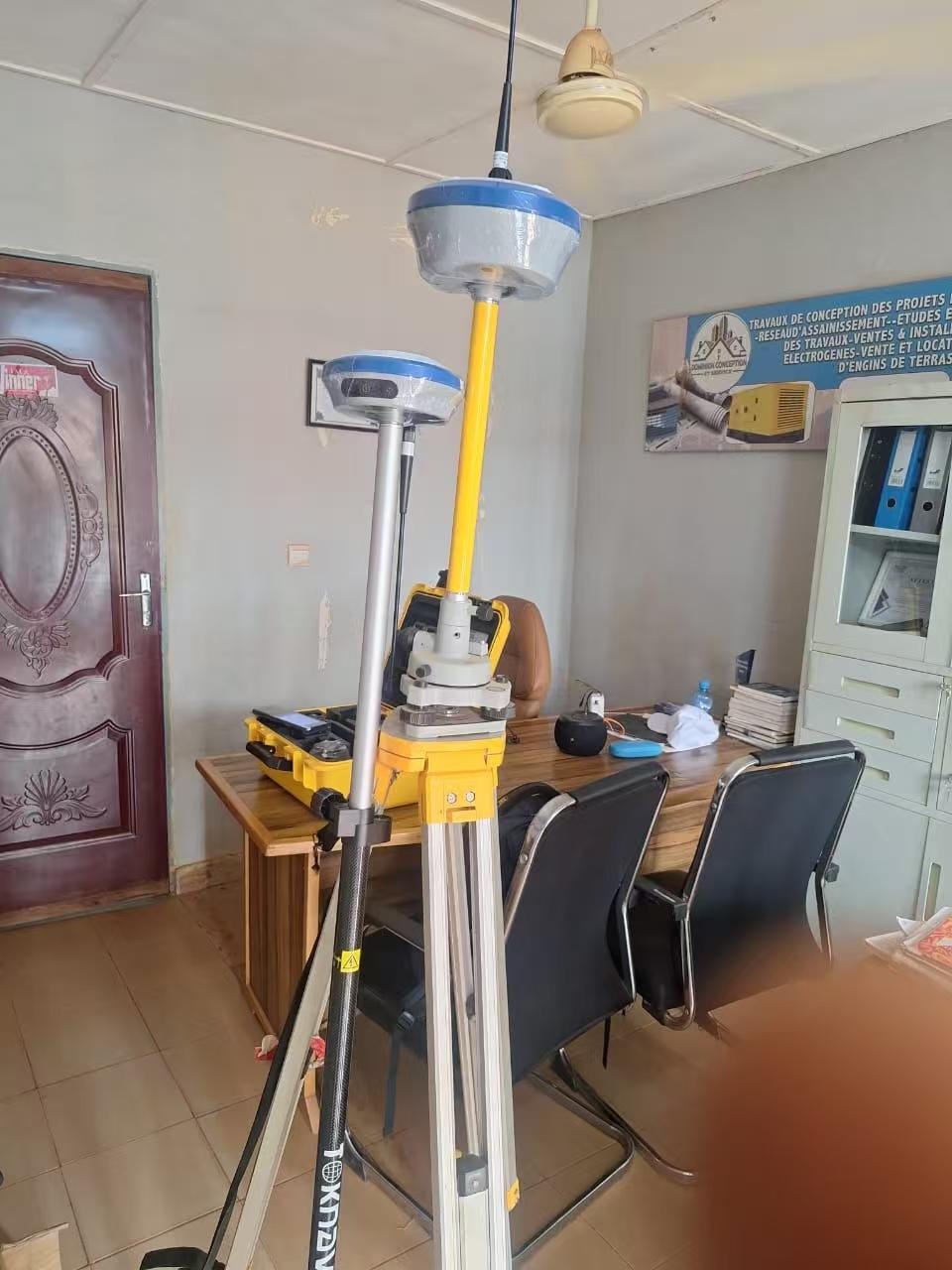 Matériel GNSS sur trépied et canne de mesure