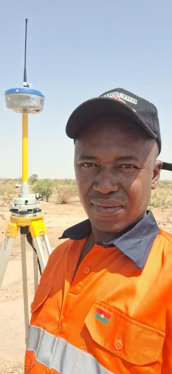 Opérateur auprès d’une station GNSS sur trépied